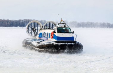 Yolcu hovercraft kazanmak içinde donmuş Volga Nehri'nin buz üstünde