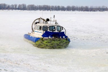 Kış günü nehirde buzda hovercraft ışınlama