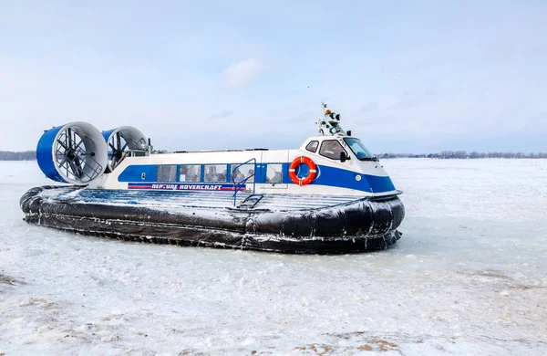 Победа пассажирского судна на воздушной подушке на льду замерзшей Волги — стоковое фото