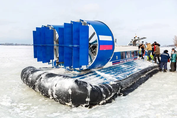 Hovercraft de passageiros no gelo do rio Volga congelado em vitória — Fotografia de Stock