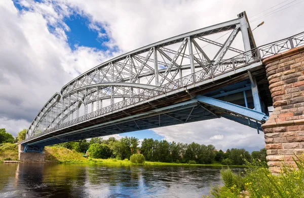 Primer puente de arco de acero en Rusia sobre el río Msta en verano soleado —  Fotos de Stock