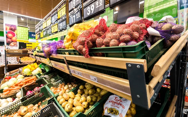 Legumes frescos prontos para venda no supermercado — Fotografia de Stock