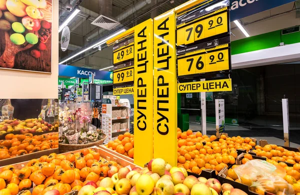 Свежие фрукты готовы к продаже в супермаркете — стоковое фото