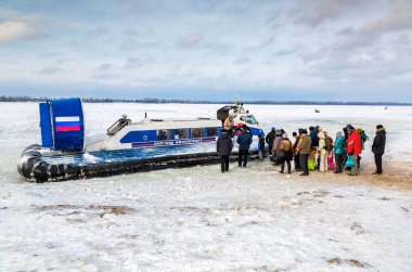 Yolcu Neptune hovercraft IC, yola çıkış insanlar