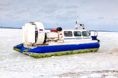 Yolcu hovercraft Hivus-4 donmuş Volga buzda rive