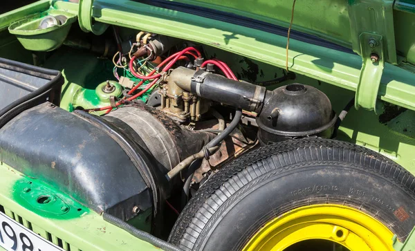 Sotto il cofano di un veicolo sovietico retrò, motore della vecchia auto ZAZ - — Foto Stock