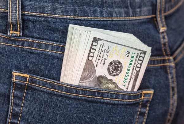 一堆100美元钞票在后面牛仔裤 — 图库照片