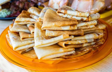 Rus geleneksel yemekleri. P sırasında iştah açıcı kızarmış krep