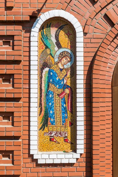 Icono de mosaico en la pared de ladrillo de la iglesia ortodoxa — Foto de Stock