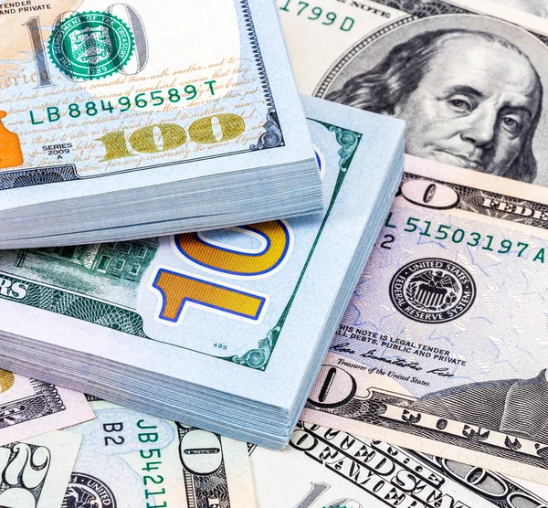 Hoop van honderd Amerikaanse dollar biljetten over geld backgro — Stockfoto