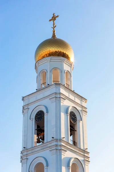 Iglesia ortodoxa rusa. Campanario del monasterio de Iversky en —  Fotos de Stock