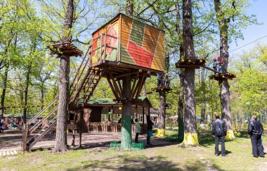 Mavi gökyüzünde halka karşı eğitim parkuru 