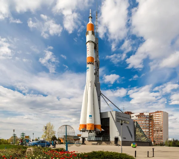 Echtes Sojus-Raumschiff als Denkmal bei sommerlichem Sonnenschein — Stockfoto