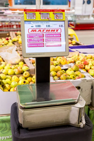 Электронные весы в новом гипермаркете Magnit — стоковое фото