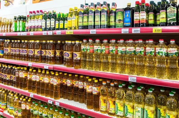 Различные упакованные подсолнечное масло готовы к продаже в супермаркете — стоковое фото