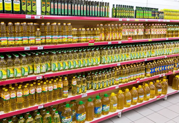 Różnych opakowaniach oleju słonecznikowego gotowy do sprzedaży w supermark — Zdjęcie stockowe