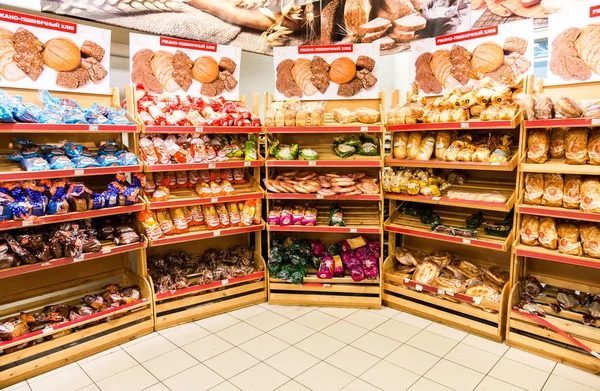 Пекарная продукция готова к продаже в супермаркете — стоковое фото