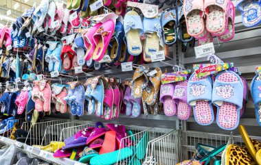 Farklı terlik yeni hipermarket vitrinde satışı hazır 