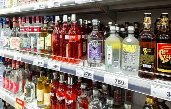 Mostra com bebidas alcoólicas no hipermercado — Fotografia de Stock