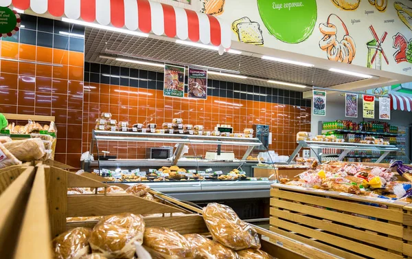 Produtos de padaria prontos para venda no supermercado — Fotografia de Stock