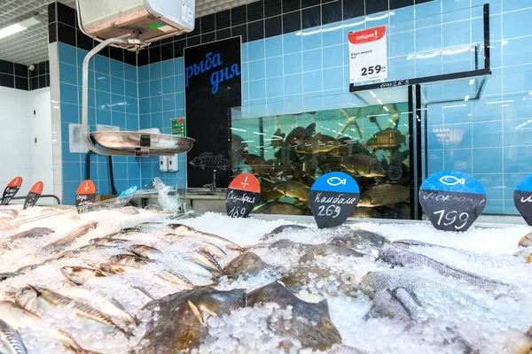 Peixes vivos e congelados prontos para venda no supermercado — Fotografia de Stock