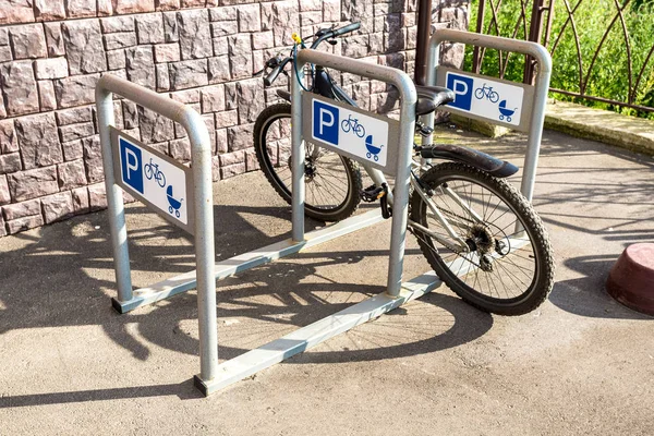 Parkering för cyklar och barnvagnar nära butiken — Stockfoto