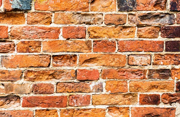 Verweerde oude rode bakstenen muur als achtergrond textuur — Stockfoto