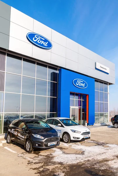 Bürogebäude des offiziellen Händlers ford — Stockfoto