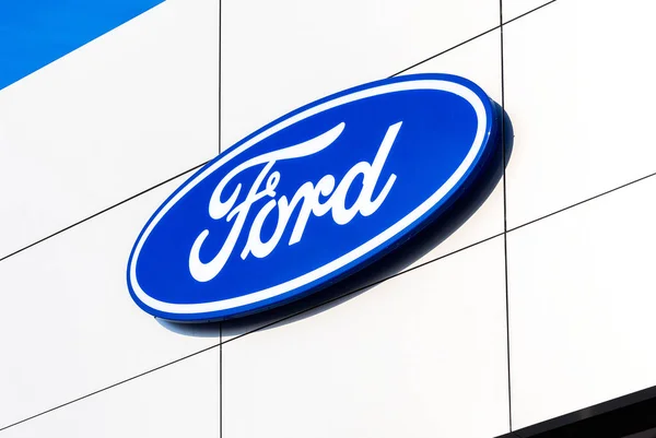 Concesionario firmar Ford en la oficina del distribuidor oficial — Foto de Stock