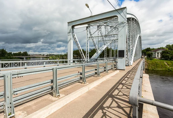 Primer puente de arco de acero en Rusia sobre el río Msta en verano soleado —  Fotos de Stock