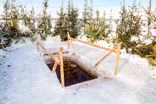 Furo de gelo para nadar tradicional no inverno no rio na Rússia — Fotografia de Stock