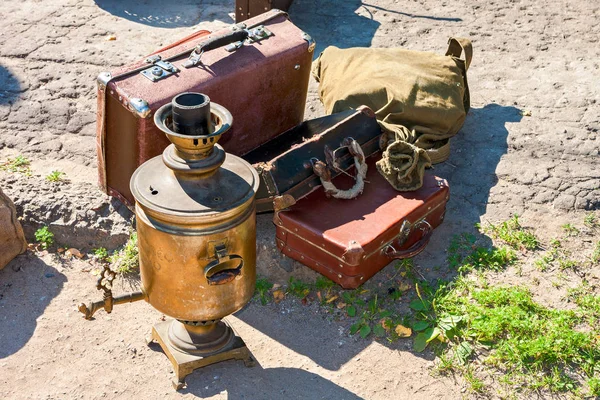 老式旅行行李与老手提箱和铜茶炊在 — 图库照片