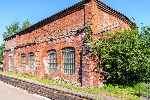 Old depot of red brick at the provincial railway station — Stock Photo, Image
