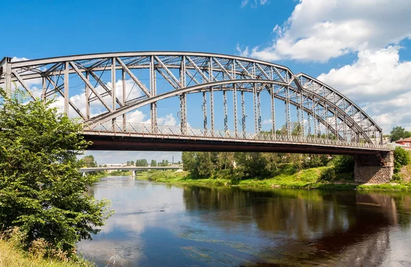 Po raz pierwszy w Rosji stalowy most nad Msta w słoneczny letni — Zdjęcie stockowe