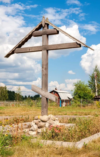 Trä ortodoxa kors i ryska byn i soliga sommardag — Stockfoto