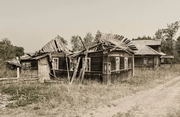 Retro foto met oude houten huizen in Russische verlaten v gebroken — Stockfoto