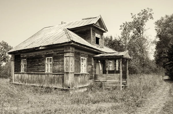 Photo rétro avec vieille maison en bois cassé en russe abandonné vi — Photo