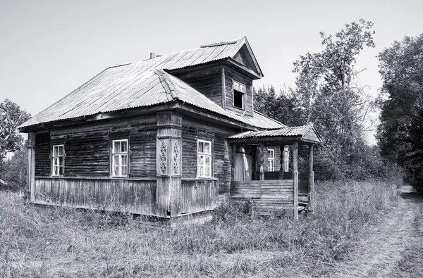 Photo rétro avec vieille maison en bois cassé en russe abandonné vi — Photo