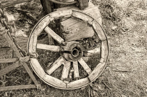 Foto retro con vieja rueda rota de madera en el villag abandonado —  Fotos de Stock