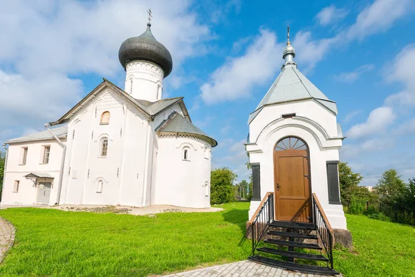 Zverin 波克罗夫斯基修道院在/大诺夫哥罗德, 俄国。俄语 o — 图库照片