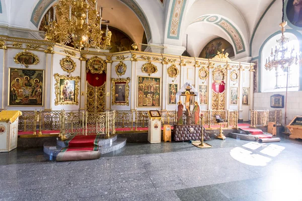 Интерьер Покровского собора в Зверинском Покровском Монасе — стоковое фото