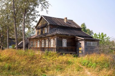 Yaz günü Rus köyde büyük eski ahşap evde