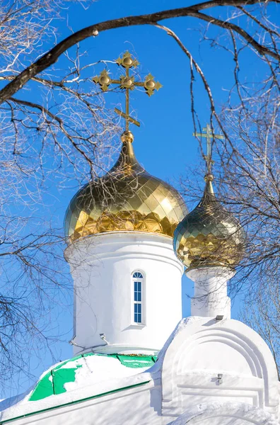 Koepels van de Russisch-orthodoxe kerk met gouden kruis tegen de b — Stockfoto