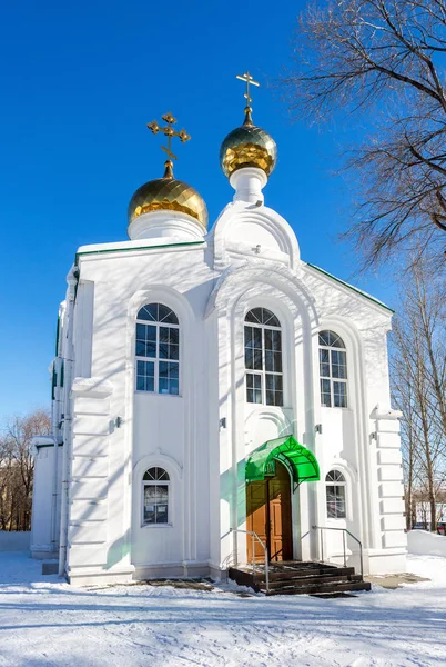 Iglesia de Boris y Gleb en el parque de invierno en Samara, Rusia —  Fotos de Stock