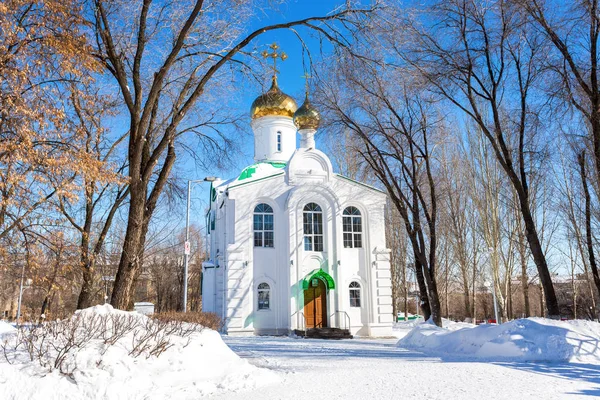Kerk van Boris en Gleb in winter park in Samara, Rusland — Stockfoto
