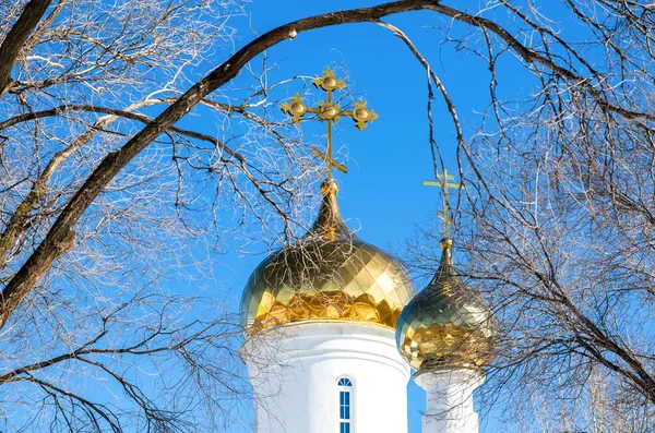 Cúpulas de la iglesia ortodoxa rusa con cruz de oro contra el b — Foto de Stock