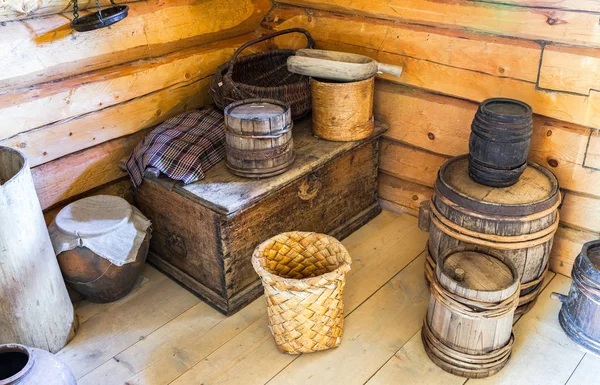 Vintage utensílios de casa de madeira no canto de uma casa rural — Fotografia de Stock