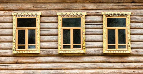 Ventanas de la antigua casa de madera tallada — Foto de Stock