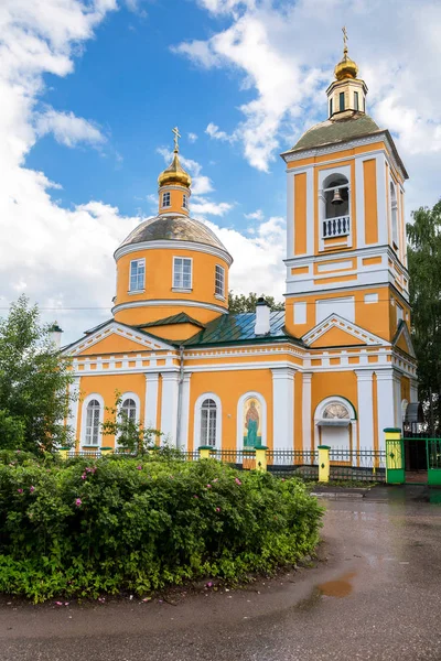 Trinity Church depois da chuva no verão em Bologoe, Rússia — Fotografia de Stock
