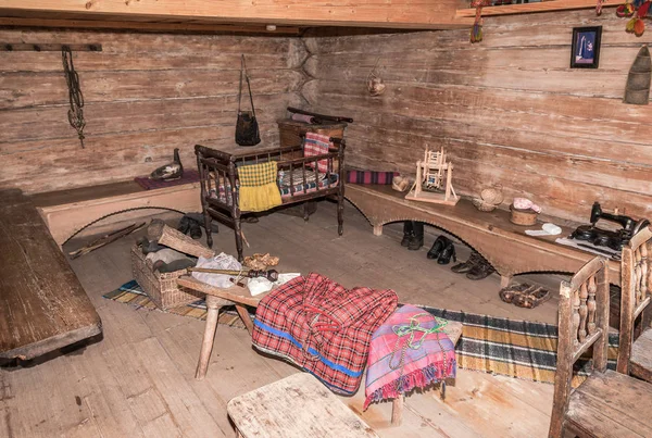 Interior da antiga casa de madeira rural tradicional — Fotografia de Stock